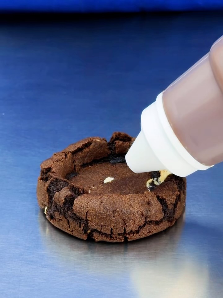 Cookie de chocolate sendo recheado